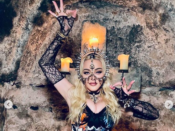 Madonna Pakai Karya Rinaldy A. Yunardi Madonna Pakai Karya Rinaldy A. Yunardi