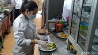 Terhitung sudah sembilan bulan lamanya, Rohim dan Vitaria ini menjalani kesibukannya sebagai chef di restonya sendiri. Resto yang diberi nama Lawang Sewu, serupa dengan nama salah satu obyek wisata di Semarang. Foto: detikcom/Robby Bernardi