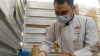 Setelah didukung oleh istrinya Vitaria (29), mereka memutuskan untuk memanfaatkan keahlian memasaknya dengan membuka resto di halaman rumahnya. Atas kegigihan pasutri ini, resto dengan menu makanan hotel berbintang pun terwujud. Foto: detikcom/Robby Bernardi