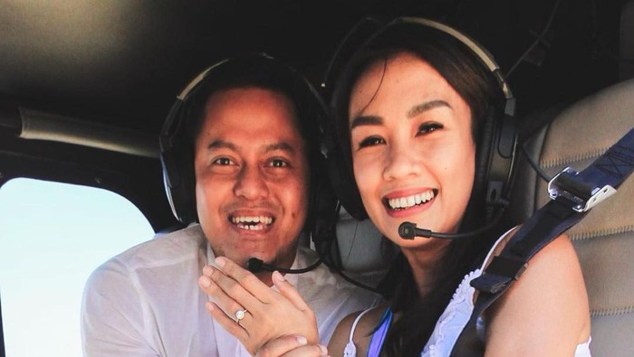 Melanie Putria dilamar.
