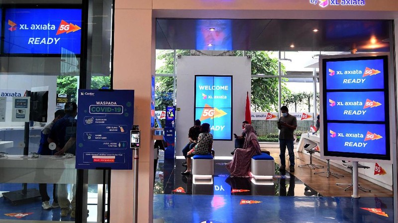 Sejumlah karyawan mencoba demo layanan 5G di XL Center, XL Axiata Tower, Jakarta usai Kominfo menyatakan lolos Uji Laik Operasi (ULO) untuk menggelar jaringan 5G di Indonesia.