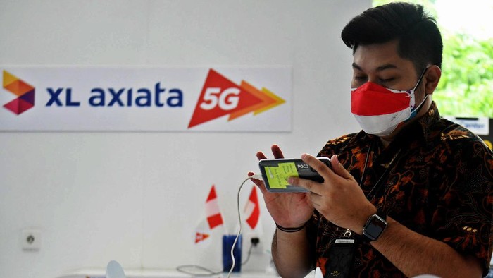 Sejumlah karyawan mencoba demo layanan 5G di XL Center, XL Axiata Tower, Jakarta usai Kominfo menyatakan lolos Uji Laik Operasi (ULO) untuk menggelar jaringan 5G di Indonesia.