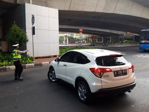 Mobil Pelat RFQ Ganjil Diputar Balik Saat Ganjil-Genap Gatot Subroto