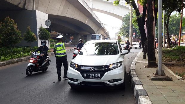 Mobil berpelat 'RFQ' ganjil diputar balik petugas. Hal ini terjadi saat ganjil genap di Jalan Gatot Subroto, Rabu (18/8/2021).