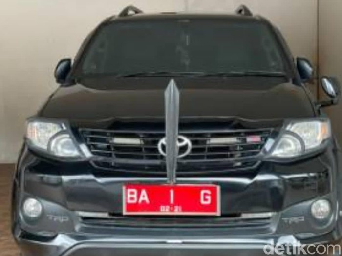 Mobil dinas Bupati Pesisir Selatan (Jeka Kampai/detikcom)
