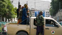 Kondisi ini memunculkan kekacauan di negara tersebut, di mana pasukan Taliban perlahan mulai menguasai banyak kota termasuk Kabul. AP/Abdullah Sahil
