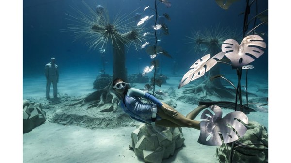 Pameran di MUSAN sebenarnya dimulai di darat, kemudian dari pintu masuknya di pantai Pernera lalu menyusuri jalur menurun menuju instalasi di bawah laut. MUSAN bisa diakses dengan snorkeling atau diving. Pameran di MUSAN sebenarnya dimulai di darat, kemudian dari pintu masuknya di pantai Pernera lalu menyusuri jalur menurun menuju instalasi di bawah laut. MUSAN bisa diakses dengan snorkeling atau diving.Â