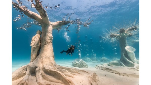 Proyek ini tidak merusak kehidupan air laut. Setiap patung yang diturunkan ke bawah permukaan dengan crane, dibuat dengan bahan pH netral yang menarik kehidupan laut dan ditempatkan pada kedalaman yang berbeda. Jadi, instalasi ini nanti akan diperkaya secara alami oleh keanekaragaman hayati di area tersebut. Proyek ini tidak merusak kehidupan air laut. Setiap patung yang diturunkan ke bawah permukaan dengan crane, dibuat dengan bahan pH netral yang menarik kehidupan laut dan ditempatkan pada kedalaman yang berbeda. Jadi, instalasi ini nanti akan diperkaya secara alami oleh keanekaragaman hayati di area tersebut.