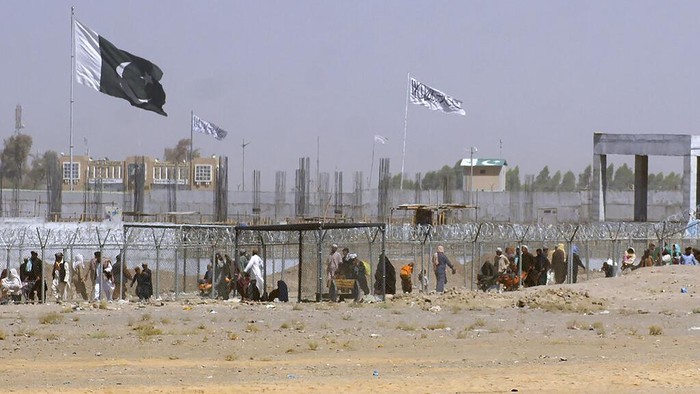 Pakistan Afghanistan Delivery trucks inbound for Afghanistan wait to move towards the Afghan side at a border crossing point, in Chaman, Pakistan, Wednesday, Aug. 18, 2021. Chaman is a key border crossing between Pakistan and Afghanistan, normally thousands of Afghans and Pakistanis cross daily and a steady stream of trucks passes through, taking goods to Afghanistan. (AP Photo/Jafar Khan)