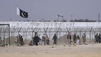 Ini momen saat sejumlah warga Afghanistan melintas di Gerbang Persahabatan Pakistan-Afghanistan.