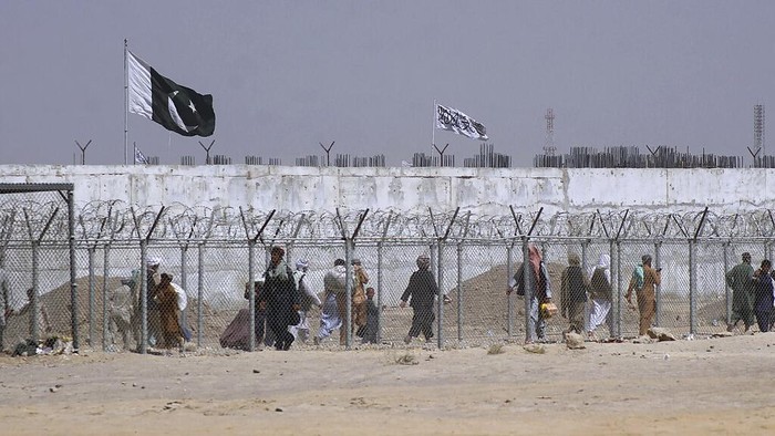 Pakistan Afghanistan Delivery trucks inbound for Afghanistan wait to move towards the Afghan side at a border crossing point, in Chaman, Pakistan, Wednesday, Aug. 18, 2021. Chaman is a key border crossing between Pakistan and Afghanistan, normally thousands of Afghans and Pakistanis cross daily and a steady stream of trucks passes through, taking goods to Afghanistan. (AP Photo/Jafar Khan)