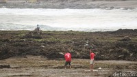 Sementara itu, anak-anak setempat asyik bermain di tepi pantai. Mereka sehari-hari memang main di pantai ini. (Wisma Putra/detikTravel)