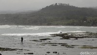 Dari pantauan detikTravel, objek wisata Pantai Cidora yang berada di wilayah Garut Selatan ini sepi pengunjung. Hanya tampak beberapa warga lokal. (Wisma Putra/detikTravel)