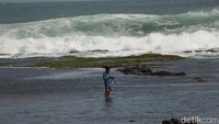 Hanya terlihat warga yang hendak memancing di bibir pantai, sambil membawa joran pancingnya. Kebanyakan warga lokal di sini memang berprofesi sebagai nelayan. (Wisma Putra/detikTravel)