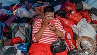 Sebelumnya, berbagai persiapan dilakukan para badut.