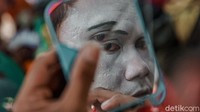 Ya, para budt ini harus bersolek terlebih dahulu. 