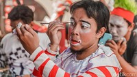 Hal itu dilakukan untuk membuat anak-anak terpingkal saat beraksi.