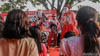 Meski disatu sisi mereka tidak memiliki penghasilan saat pandemi seperti ini, mereka tetap mencoba menghibur para anak-anak.