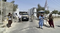 Tentara Amerika Serikat sejak beberapa pekan lalu mulai menarik diri dari Afganistan. Kondisi ini memunculkan kekacauan di negara tersebut, di mana pasukan Taliban perlahan mulai menguasai banyak kota termasuk Kabul. Javed Tanveer/AFP.