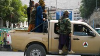 Pejuang Taliban berpatroli dengan membawa senjata di jalanan kota Kabul. Wakil Kohsar/AFP.
