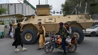 Masih dikutip dari Autoblog, tank milik tentara AS dan angkatan bersenjata Afganistan paling tidak berjumlah 12 buah gabungan Tank T-54/55 dan Tank T-62. Seluruhnya kini dikuasai Taliban. AP/Abdullah Sahil