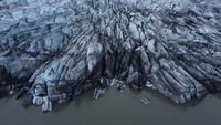 Flaajokull adalah salah satu dari lusinan lidah gletser yang turun dari Vatnajokull, lapisan es terbesar di Islandia.