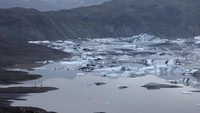 Islandia merasakan dampak yang kuat dari pemanasan global. Sejak 1990-an, 90% gletser Islandia telah menyusut dan proyeksi untuk masa depan menunjukkan pengurangan yang berkelanjutan dan kuat dalam ukuran lima lapisan esnya.