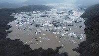 Dalam pandangan udara ini, gletser Hoffellsjokull terletak di belakang morain dan laguna yang dipenuhi gunung es di Hofn, Islandia.  