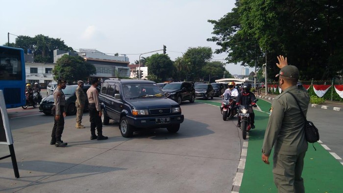 Pengawasan ganjil genap di Jl Sudirman (Foto: Adhyasta/detikcom)