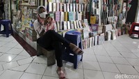 Para penjual buku memilih bertahan di tengah perpanjangan PPKM.