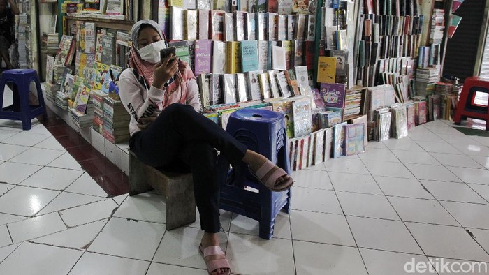 Penjual buku menunggu pembeli di pusat penjualan buku murah shopping center, Yogyakarta, Rabu (18/8/2021). Para penjual buku memilih bertahan di tengah perpanjangan PPKM.