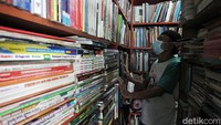 Perpanjangan PPKM membuat sepinya pembeli di pusat buku murah shopping center. 