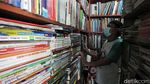 Penjual Buku Bertahan di Tengah Perpanjangan PPKM