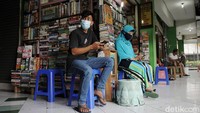 Saat ini sejumlah pedagang mengandalkan penjualan buku secara online (daring).