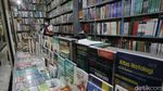 Penjual Buku Bertahan di Tengah Perpanjangan PPKM