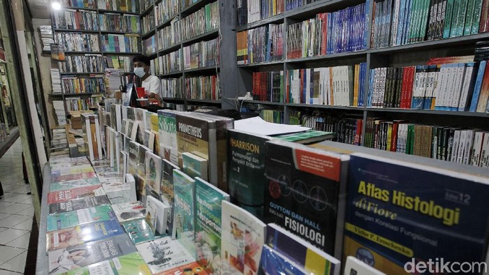 Penjual buku menunggu pembeli di pusat penjualan buku murah shopping center, Yogyakarta, Rabu (18/8/2021). Para penjual buku memilih bertahan di tengah perpanjangan PPKM.
