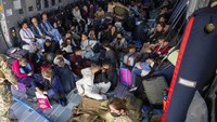 Pengungsi dari Afghanistan duduk di pesawat Bundeswehr milik Jerman di bandara di Kabul, Afghanistan, Selasa (17/8/2021) waktu setempat.
