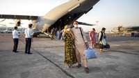 Pengungsi dari Afghanistan duduk di pesawat Bundeswehr milik Jerman di bandara di Kabul, Afghanistan, Selasa (17/8/2021) waktu setempat.