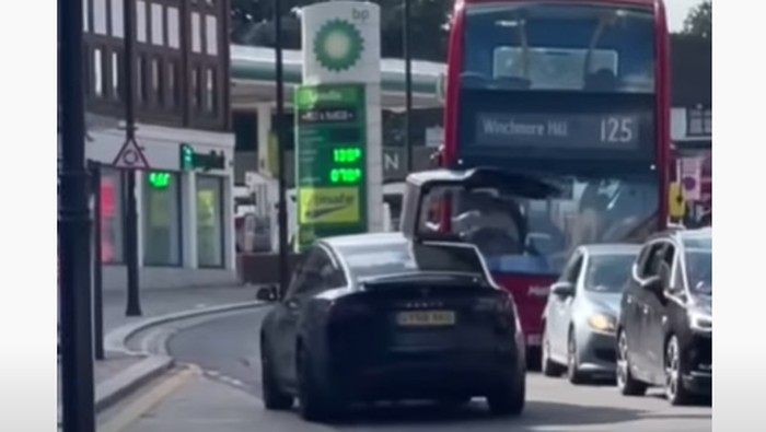 Pintu Tesla Model X yang terbuka menabrak bagian depan bus di London, Inggris