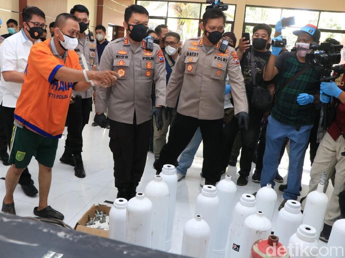 Seorang produsen tabung oksigen palsu di Surabaya ditangkap. Polisi menyita ratusan tabung APAR (alat pemadam api ringan) yang telah dimodifikasi seperti tabung oksigen.