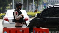 Hari ini merupakan tanggal genap. Jadi yang boleh melintas hanya mobil berplat nomor genap. Sedangkan mobil berplat ganjil akan diputar balik.