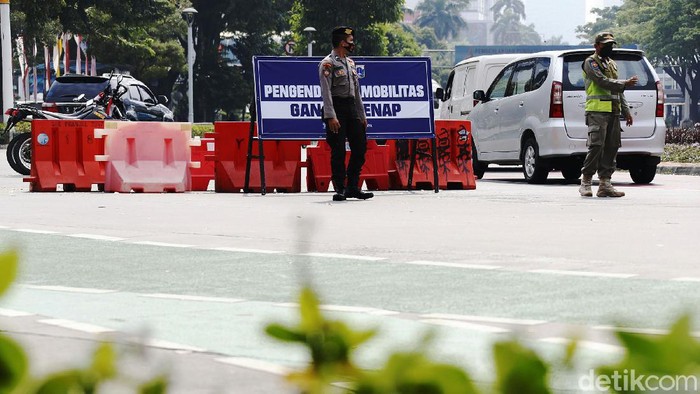 Ganjil genap terus diberlakukan seiiring dengan diperpanjangnya PPKM level 4. Polisi bersenjata juga dikerahkan untuk melakukan penjagaan pemberlakuan ganjil genap di Jakarta.