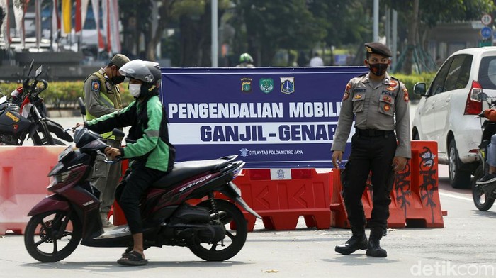 Ganjil genap terus diberlakukan seiiring dengan diperpanjangnya PPKM level 4. Polisi bersenjata juga dikerahkan untuk melakukan penjagaan pemberlakuan ganjil genap di Jakarta.