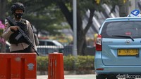 Brimob mengerahkan personelnya untuk membantu menjaga pemberlakukan ganjil genap di Jalan Sudirman, Jakarta Pusat, Kamis (18/8/2021).