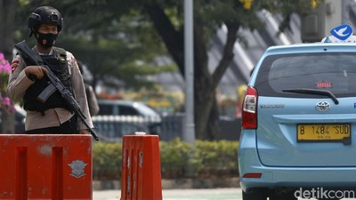Polisi Bersenjata Jaga Ganjil-Genap di Masa PPKM