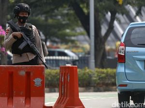 Polisi Bersenjata Jaga Ganjil-Genap di Masa PPKM