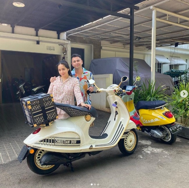 Seperti kebanyakan ibu lain, Nagita Slavina juga mengalami ngidam. Bedanya, wanita yang dulu sering main FTV tersebut menginginkan dan keturutan untuk memiliki motor Vespa Dior. Vespa 946 Christian Dior dirancang oleh desainer Maria Grazia dan dijual Rp 1,35 miliaran. Foto: Dok. Instagram @raffinagita1717, Vespa