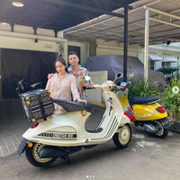 Seperti kebanyakan ibu lain, Nagita Slavina juga mengalami ngidam. Bedanya, wanita yang dulu sering main FTV tersebut menginginkan dan keturutan untuk memiliki motor Vespa Dior. Vespa 946 Christian Dior dirancang oleh desainer Maria Grazia dan dijual Rp 1,35 miliaran. Foto: Dok. Instagram @raffinagita1717, Vespa