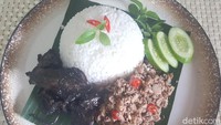 Di Pekalongan, Jawa Tengah ada nasi megono yang sedap. Nasi dipadukan dengan nangka muda yang dibumbui cabe, rempah dan kelapa. Sedap dimakan hangat. Resepnya bisa dilihat di sini. Foto: detikfood/odilia