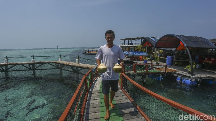 Restoran Terapung Ini Ada di Kepulauan Seribu Lho Pulau Seribu, Jakarta menjadi salah satu destinasi wisata bagi warga, pantai yang cantik dan airnya yang jernih membuat pengunjung betah berlama-lama.